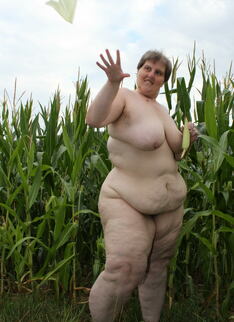 Big Mature Slut Playing In A Corn Field