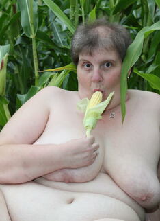 Big Mature Slut Playing In A Corn Field