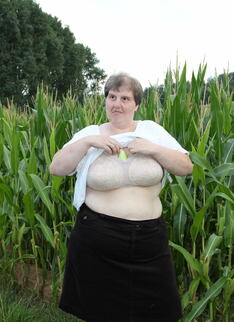 Big Mature Slut Playing In A Corn Field