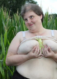 Big Mature Slut Playing In A Corn Field