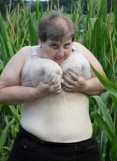 Big Mature Slut Playing In A Corn Field