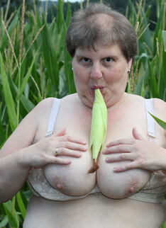 Big Mature Slut Playing In A Corn Field