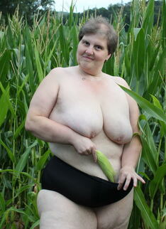 Big Mature Slut Playing In A Corn Field