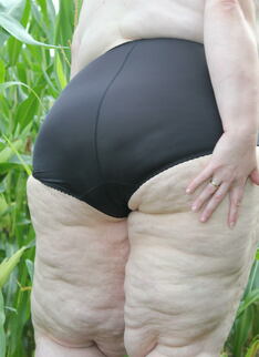 Big Mature Slut Playing In A Corn Field