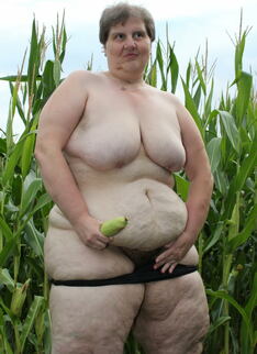 Big Mature Slut Playing In A Corn Field