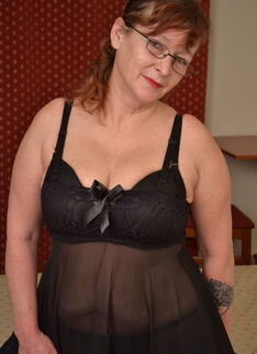 This Horny Mama Loves To Get Wet On Her Bed
