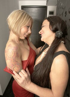 These Hot Od And Young Lesbians Make Out And Go Beyond