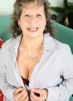 Large Mature Woman Playing With Her Pussy