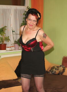 European Mature Slut Playing With Her Wet Pussy