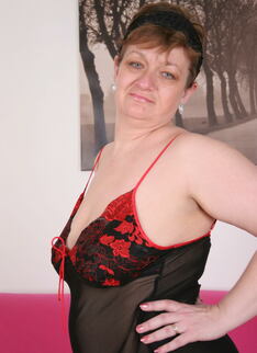 Horny Big Bottom Mama Playing With Herself