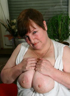 Chubby Mature Lady Playing With Herself