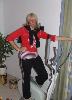 Mature Slut Working The Hometrainer Naked