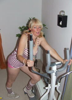Mature Slut Working The Hometrainer Naked
