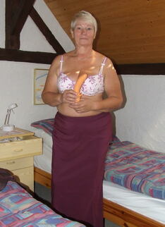 This Mature Slut Loves To Make Her Pussy Wet