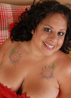 Chubby American Housewife Showing Us The Goods
