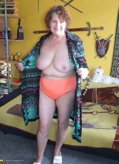 This Firm Mama Loves To Show Her Wet Pussy