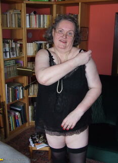 Big Mature Slut Playing With Herself