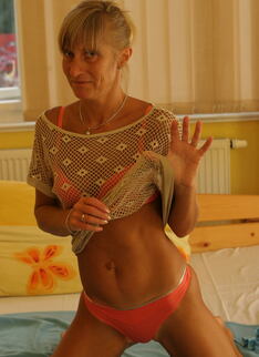 This Housewife Loves To Do It Solo