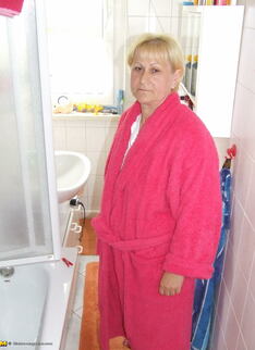 Horny Housewife Getting Dirty In Her Tub
