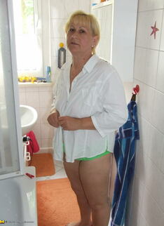 Horny Housewife Getting Dirty In Her Tub