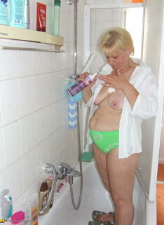 Horny Housewife Getting Dirty In Her Tub