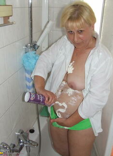 Horny Housewife Getting Dirty In Her Tub