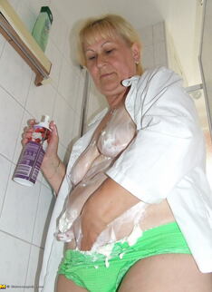 Horny Housewife Getting Dirty In Her Tub