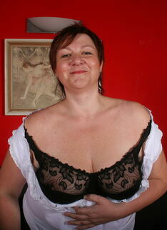 This Big Mama Loves To Play With Her Pussy
