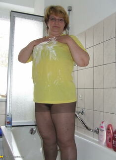 Chubby Mature Slut Playing In Her Bathtub