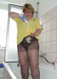 Chubby Mature Slut Playing In Her Bathtub