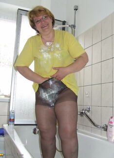 Chubby Mature Slut Playing In Her Bathtub