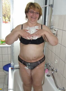 Chubby Mature Slut Playing In Her Bathtub