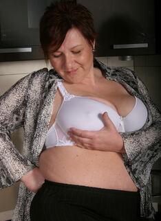 Big Ass Mature Lady Playing In The Kitchen With Her Pussy
