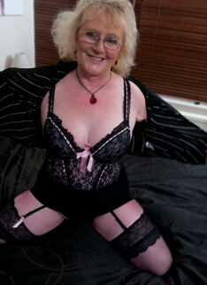 This Mama Loves To Play With Her Pussy