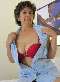 Mature Marilo Loves To Play With Her Wet Pussy