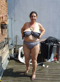 Kinky Mature Slut Naked On A Roof