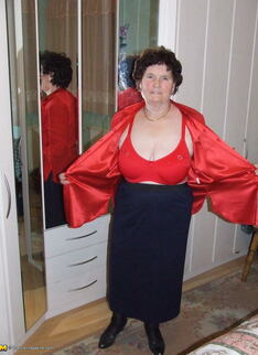 Housewife Hildegard Loves Showing Her Body