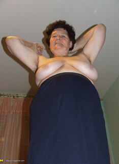 Housewife Hildegard Loves Showing Her Body