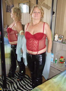 Mature Rosi Loves To Get Naked And Show Us All