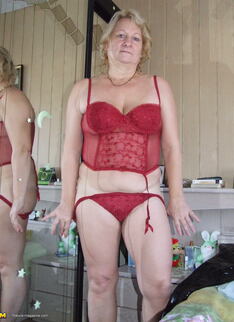 Mature Rosi Loves To Get Naked And Show Us All