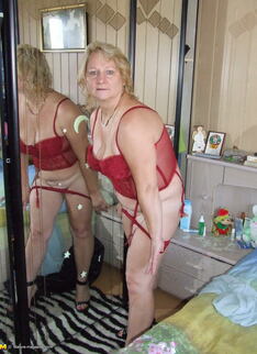 Mature Rosi Loves To Get Naked And Show Us All