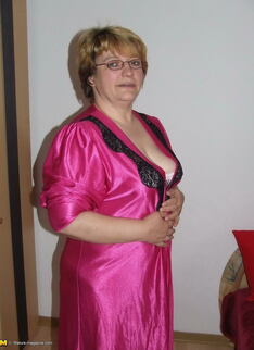This Housewife Loves To Get Dirty When Shes Alone
