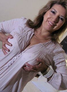 Hot Mature Mama Playing With Her Wet Pussy