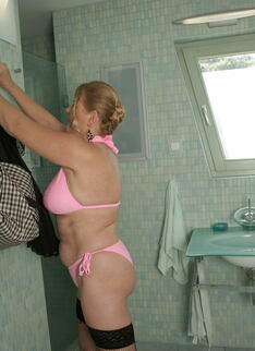 Big Titted Mama Caught Taking A Pee