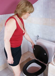 Housewife Caught On The Toilet