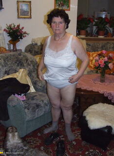 Kinky Amatuer Mama Getting Naked