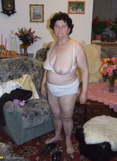 Kinky Amatuer Mama Getting Naked