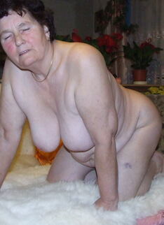 Kinky Amatuer Mama Getting Naked