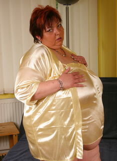 Chubby Mature Slut Malinka Gets Naughty