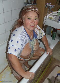 Kinky Mama Gets Dirty With Stuff From The Kitchen